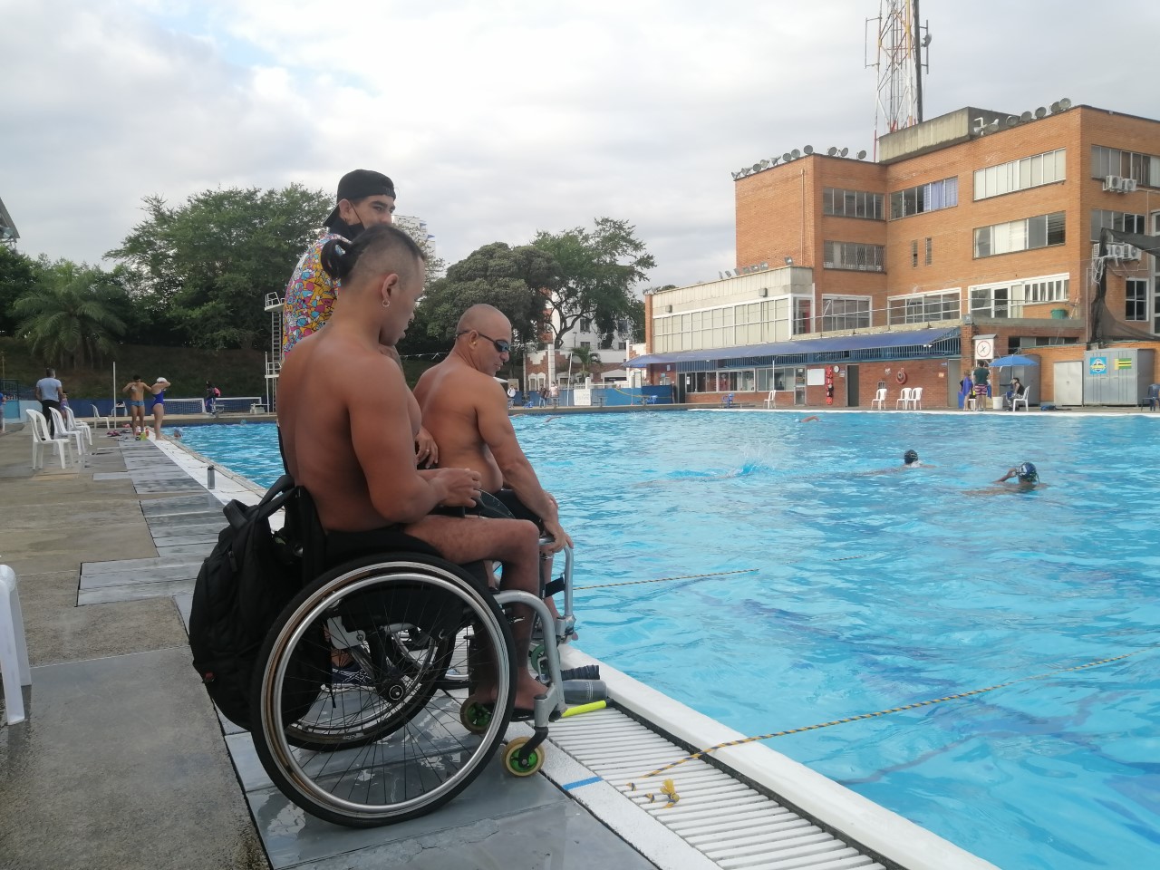 Moisés Fuentes y Miguel Ángel Rincón, nadadores paralímpicos, junto al entrenador Luis Carlos Calderón
