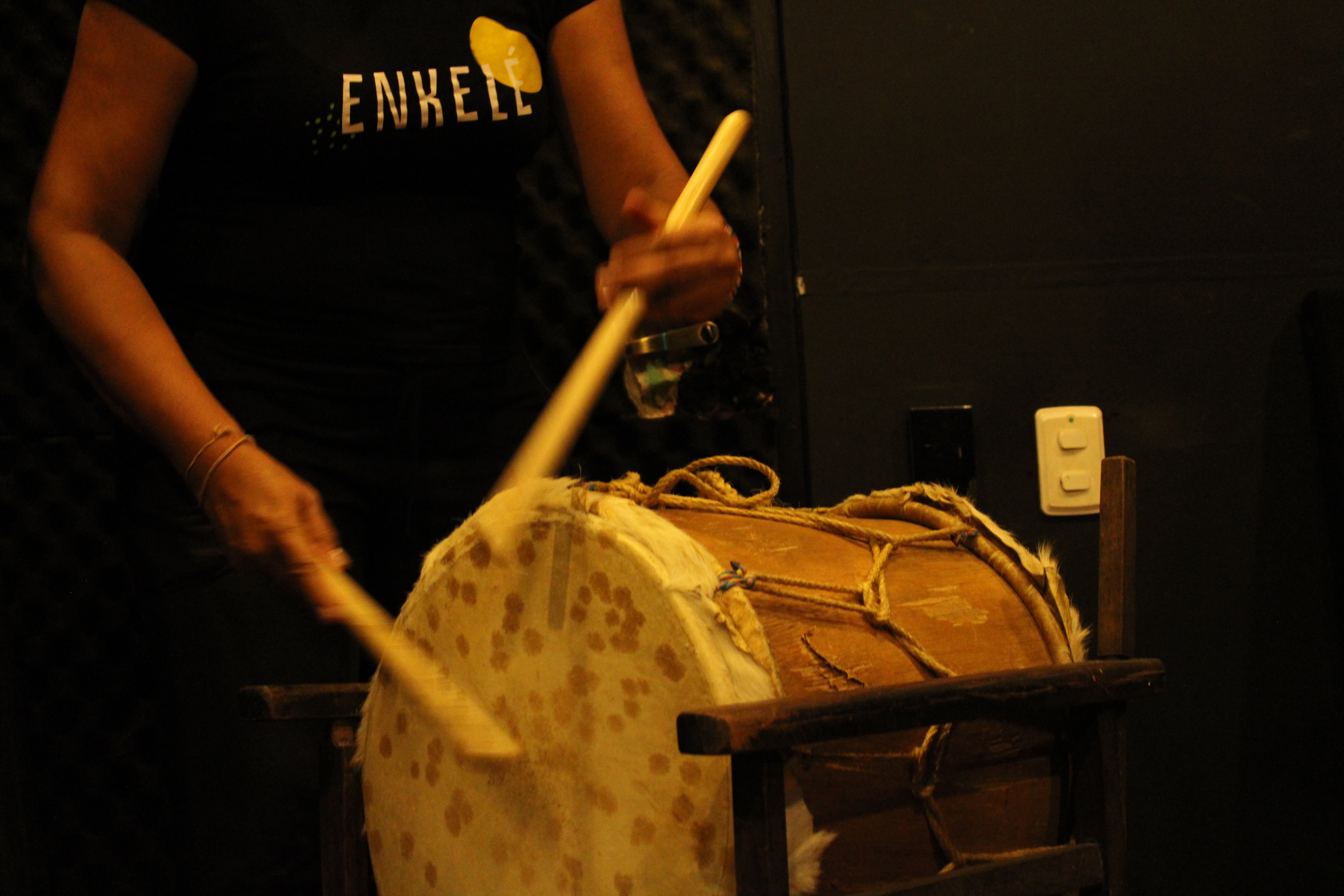 Foto 2. Mildreth Pasos en la tambora. Foto tomada por Ana Mena