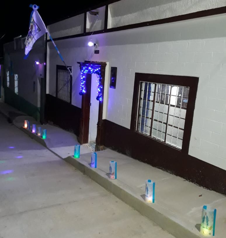 Con velas y faroles se inician las fiestas decembrinas en Colombia