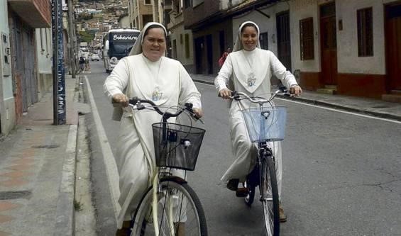 foto hermanas bici