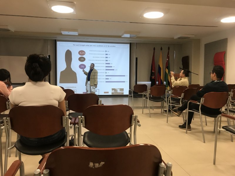 Los estudiantes de la Facultad de Ciencias Políticas y Gobierno junto a Comunicación Social y Periodismo, asistieron a la conferencia sobre el panorama de las encuestas en Santander.