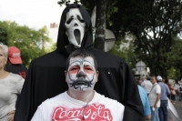 Los bumangueses que participaron de la Marcha por la Vida expresaron su descontento con los asesinatos de líderes sociales de diferentes maneras, este ciudadano decidió lucir un maquillaje artístico y llevar ‘la muerte’ a cuestas. Foto: Andrés Villamizar.