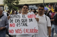 Dos ciudadanos exhiben su cartel y manifiestan su apoyo a los líderes y defensores de derechos que ya han sido asesinados. Foto: Andrés Villamizar.