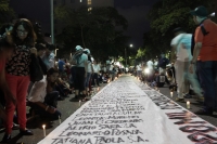 Sobre las 6:30 p.m. las personas que se movilizaron hasta el Parque San Pío dieron inicio a la una ‘velatón’, alrededor de un largo cartel que descansaba a lo largo de la carretera. Se escucharon consignas y aplausos en defensa de la vida. Foto: Andrés Villamizar.