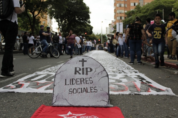 Un largo cartel con el nombre de algunos líderes asesinados fue colocado a lo largo de la carrera 33 en el Parque San Pío, posteriormente los manifestantes se ubicaron alrededor para gritar arengas de rechazo a estos homicidios. Foto: Andrés Villamizar.