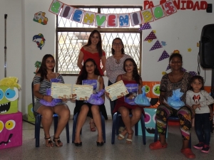 Un certificado se les entrega a las jóvenes madres participantes una vez terminan el curso. Foto suministrada.