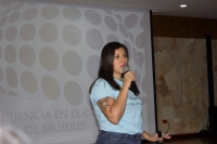 Cindy N&uacute;&ntilde;ez realiz&oacute; un an&aacute;lisis acerca del bajo nivel de participaci&oacute;n en la pol&iacute;tica por parte de la mujer, bas&aacute;ndose en la Ley de Cuotas, por medio de la cual se dispone que el 30 por ciento de los altos cargos p&uacute;blicos deben ser ejercidos por mujeres. Cindy afirma que este bajo nivel se debe al temor de perder los valores y principios fundados en sus bases pol&iacute;ticas, adem&aacute;s, expuso que la concentraci&oacute;n del rol de la mujer en el &aacute;rea laboral se centra en el sector de servicios. Foto por: Tania G&oacute;mez/Pfm.