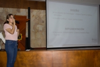Paula Andrea Garc&iacute;a Vargas explica la creaci&oacute;n de un violent&uacute;metro por parte de la Ruta de G&eacute;nero RUGE como una estrategia comunicativa para la identificaci&oacute;n y prevenci&oacute;n de la violencia de g&eacute;nero universitario, creada por la Facultad de Psicolog&iacute;a y Dise&ntilde;o Gr&aacute;fico de la Universidad Pontificia Bolivariana. Foto por: Tania G&oacute;mez/Pfm.