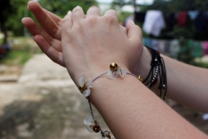Dos profesoras, una estudiante y dos madres cabeza de familia, elaboran manillas, pulseras y aretes con una de las partes no consumibles del pescado. Foto: Ruddy Díaz.