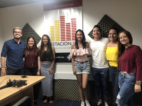 Silvia y Guillermo Palencia cantaron el segundo sencillo de su nuevo disco en el programa Conectados de la Estación V.