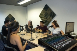 Estación V recibió la visita del grupo Caravanchela en el programa Conectados. Foto por: Tania Gómez/Pfm.|Silvia Palencia la vocalista de la banda, habla acerca del origen de su producción musical lanzada el pasado 8 de marzo para las mujeres empoderadas llamado ‘Suerte que te vi’. Foto por: Tania Gómez/Pfm.|Silvia y Guillermo Palencia interpretando una de sus canciones con más de 62.210 reproducciones en Youtube llamada ‘Hey’. Foto por: Tania Gómez/Pfm.|Los hermanos Palencia han trabajado con artistas de talla nacional e internacional como Monsieur Periné, Doctor Krápula, Los Rolling Ruanas, Adriana Lucía, Juan Pablo Vega, Los Cafres, entre otros, cautivando a múltiples oyentes en cada uno de sus shows. Foto por: Tania Gómez/Pfm. |Los hermanos Palencia han trabajado con artistas de talla nacional e internacional como Monsieur Periné, Doctor Krápula, Los Rolling Ruanas, Adriana Lucía, Juan Pablo Vega, Los Cafres, entre otros, cautivando a múltiples oyentes en cada uno de sus shows. Foto por: Tania Gómez/Pfm. 