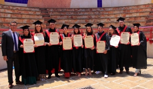 Graduados junto al director de la Facultad de Comunicación social y Periodismo, Alfredo Álvarez Orozco. Foto: Diana Ortiz.|Graduados del programa de Comunicación social y Periodismo. Foto: Diana Ortiz.
