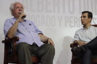 Alberto Donadío junto al profesor de televisión de la UPB, Héctor Mauricio Mora. Foto tomada por Marwin Tavera.