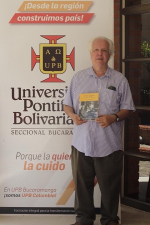 Alberto Donadío. Foto: Marwin Tavera|Alberto Donadío junto al profesor de televisión de la UPB, Héctor Mauricio Mora. Foto tomada por Marwin Tavera.