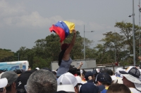 Mujer con la bandera de Venezuela. Foto: Diego Chaparro/Pfm