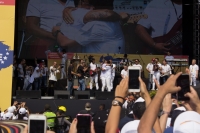 Abrazo entre Silvestre Dangond y Maluma mientras juntos compart&iacute;an tarima. Foto: Laura Barajas/Pfm