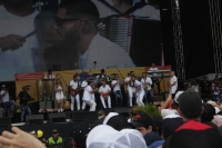 Silvestre y Maluma compartieron tarima al interpretar su reciente &eacute;xito Bailando. Foto: Laura Barajas/Pfm