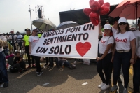 Grupo de mujeres que, con la compañía, de globos en forma de corazón y pancartas, buscan promover el amor. Foto: Laura Barajas/Pfm