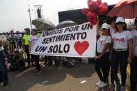 Grupo de mujeres que, con la compa&ntilde;&iacute;a, de globos en forma de coraz&oacute;n y pancartas, buscan promover el amor. Foto: Laura Barajas/Pfm