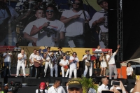 Carlos vives junto con Gusi y Santiago Cruz en presentación. Foto: Laura Barajas/PfmCarlos vives invitó a los cantantes Gussi y Santiago Cruz al escenario, los cuales, juntos, interpretaron la canción La tierra del olvido. Foto: Laura Barajas/Pfm