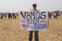 Hombre ingresando al evento con cartel “vamos bien, muy bien”. Foto: Laura Barajas/Pfm