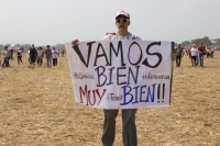 Hombre ingresando al evento con cartel &ldquo;vamos bien, muy bien&rdquo;. Foto: Laura Barajas/Pfm