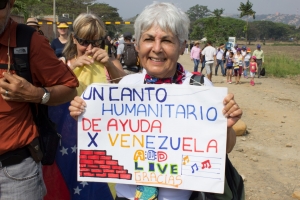 Nancy Núñez, una mujer venezolana que entona el Canto de Pilón haciendo alusión a la situación actual de su país. “Démosle duro al pilón hasta que se acabe de romper”. Foto: Diego Chaparro/Pfm|Hombre con las banderas de Chile, Venezuela, Colombia y Estados Unidos Foto: Diego Chaparro/Pfm|“Puente de la unidad, acción humanitaria&quot; Foto: Laura Barajas/Pfm|Presidente de Colombia Iván Duque. Foto: Diego Chaparro/Pfm|Reymar Perdomo, cantante venezolana que interpretó su más reciente éxito Me fui. Foto: Diego Chaparro/Pfm|Presentadores del evento. Foto: Diego Chaparro/Pfm|Richard Branson dio apertura con un discurso en inglés al concierto Venezuela Aid Live. Bruno Ocampo se encargó de ser el traductor de este mensaje. Foto: Diego Chaparro/Pfm|Richard Branson y Bruno Ocampo en el discurso de apertura. Foto: Diego Chaparro/Pfm|Cholo Valderrama en presentación. Foto: Diego Chaparro/Pfm|Mujer con la bandera de Venezuela. Foto: Diego Chaparro/Pfm|Paulina Rubio siendo entrevistada por Telemundo. Foto: Diego Chaparro/PfmDespués de su intervención musical, Paulina Rubio ofreció una entrevista al medio internacional Telemundo. Foto: Diego Chaparro/Pfm|Abrazo entre Silvestre Dangond y Maluma mientras juntos compartían tarima. Foto: Laura Barajas/Pfm|Silvestre y Maluma compartieron tarima al interpretar su reciente éxito Bailando. Foto: Laura Barajas/Pfm|Grupo de mujeres que, con la compañía, de globos en forma de corazón y pancartas, buscan promover el amor. Foto: Laura Barajas/Pfm|Luis Fonsi interpretó su canción ganadora de Grammy Despacito. Foto: Laura Barajas/Pfm|Juan Luis Guerra cantó una de sus canciones más representativas Ojalá que llueva café. Foto: Laura Barajas/Pfm|Carlos vives junto con Gusi y Santiago Cruz en presentación. Foto: Laura Barajas/PfmCarlos vives invitó a los cantantes Gussi y Santiago Cruz al escenario, los cuales, juntos, interpretaron la canción La tierra del olvido. Foto: Laura Barajas/Pfm|Chyno hizo vibrar a la audiencia con su canción Andas en mi cabeza. Foto: Laura Barajas/Pfm|Reynaldo Armas hizo su presentación con la canción Alma bolivariana. Foto: Foto: Laura Barajas/Pfm|Hombre ingresando al evento con cartel “vamos bien, muy bien”. Foto: Laura Barajas/Pfm|Chyno y Nacho hicieron una demostración de reconciliación al compartir escenario e interpretar una de sus canciones más representativas. Así mismo, alzaron la bandera de Colombia y Venezuela como símbolo de unidad. Foto: Laura Barajas/Pfm|Juanes hizo un llamado a la búsqueda de una solución a la problemática por medio de su canción Odio por amor. Foto: Laura Barajas/Pfm