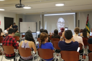 Cecilia Saia youtuber argentina se hizo partícipe.|Juan Fernando Sierra, especialista en marketing digital.||El panel de invitados Yenifer Hernández estudiante de 5 semestre de Comunicación Social y Periodismo, Álvaro Graduño Estudiante de intercambio de México, Juan Fernando Sierra y como moderadora la docente Zully Velazco.||