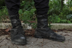 “Cuando agarramos a alguien robando, nosotros actuamos de nuestra propia manera, dándole al vago para que afine”: ‘celador de negro’. Foto: Samara Díaz.|“Nosotros siempre somos los malos del paseo, siempre nos tratan como guerrilleros, como paracos, como cosas ilegales”, ‘celador de negro’. Foto: Samara Díaz.|Solo esto quedó de la colchoneta que le habían regalado personas de la comunidad a Martín. Foto: Samara Díaz.|Martín solo compra implementos de aseo para sus mascotas, ese día acabó el shampoo bañando ocho veces a la ‘negra’ Foto: Samara Díaz.